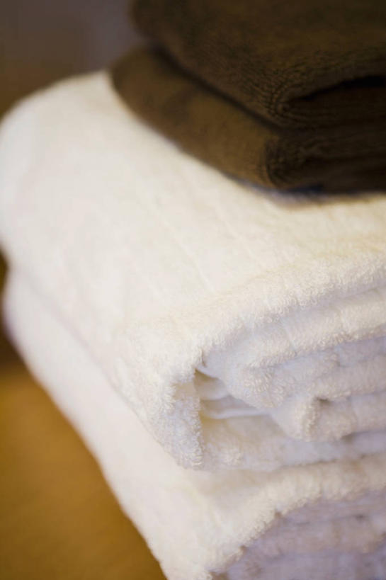 无人,竖图,俯视,室内,特写,白天,静物,阴影,朦胧,模糊,反射,纺织物,影子,褐色,白色,毛巾,清洁,三条,保暖,透气,防水,储水,耐磨,吸水,彩图,高角度拍摄