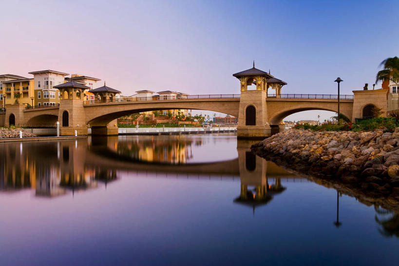 无人,家,横图,室外,白天,正面,度假,河流,美景,日落,水,城市风光,城市,桥梁,美国,房屋,屋子,河水,景观,水流,晚霞,霞光,落日,公寓,桥,娱乐,石桥,洋房,楼房,拱桥,住宅,倒影,天空,黄昏,天,享受,休闲,景色,彩霞,放松,拱形,人行桥,石拱桥,倒映,北美,北美洲,加利福尼亚,美洲,加州,加利福尼亚州,金州,黄金州,北亚美利加洲,亚美利加洲,夕照,反照,薄暮,文图拉县,奥克斯纳德,夕阳,彩图,傍晚,房子,美利坚合众国,斜阳