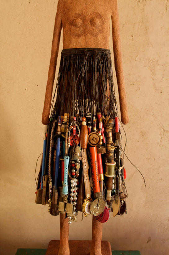 一个人,无人,竖图,室内,白天,正面,裙子,雕塑,仅一个年轻女性,仅一个女性,仅一个人,阴影,艺术,装饰,反射,纹路,雕刻,雕像,纹理,影子,长裙,工艺品,纪念,半身裙,美术,主题,陈列,肌理,功能,美学,年轻女性,女人,女性,半身,彩图