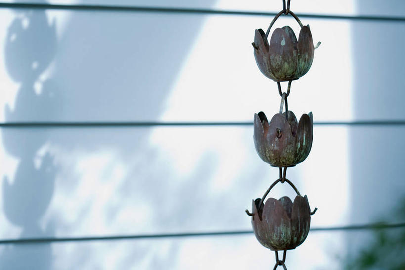 无人,横图,室外,特写,白天,正面,幸福,运气,风铃,吊挂,悬挂,阴影,朦胧,模糊,光线,影子,墙,挂,墙壁,墙面,阳光,祈祷,祈福,警示,许愿,祈求,吉祥,平和,问候,警惕,思念,想念,玉振,幸运,占风铎,彩图