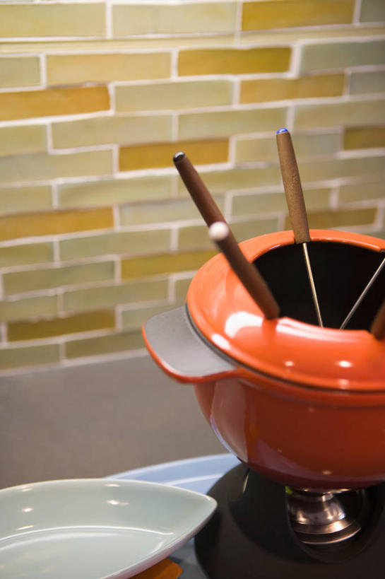 奶酪,无人,竖图,室内,白天,正面,烹饪,西餐,建材,建筑,餐具,阴影,融化,光线,材料,瓷砖,碟子,盘,影子,墙,灯光,干酪,起司,料理,食品,芝士,营养,火锅,菜肴,美食,墙砖,墙壁,墙面,食物,盘子,碟,乳酪,西式,建造,佳肴,乳制品,发酵,熔化,取食签,奶酪火锅,暖锅,溶化,熔解,消溶,彩图,墙面砖