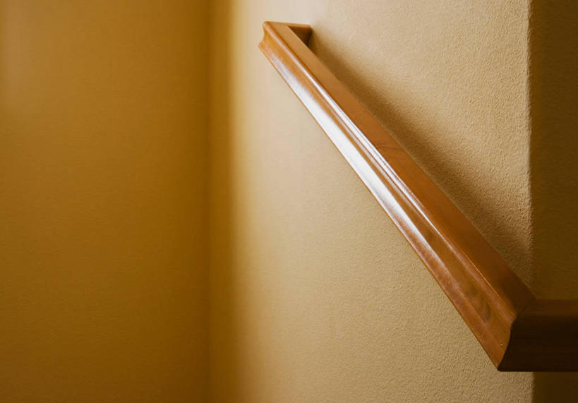 无人,栏杆,横图,室内,特写,白天,正面,静物,阴影,反射,光泽,木制,扶手,影子,墙,护栏,墙壁,墙面,白色,木制品,彩图