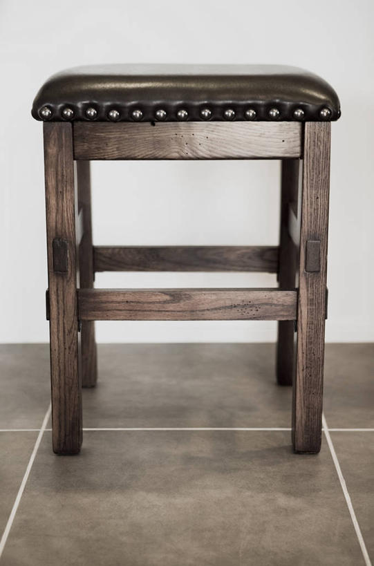 无人,竖图,室内,特写,白天,正面,静物,椅子,阴影,反射,木制,瓷砖,地砖,影子,墙,地面,墙壁,墙面,一个,白色,木制品,单个,吧椅,吧台椅,酒吧椅,彩图