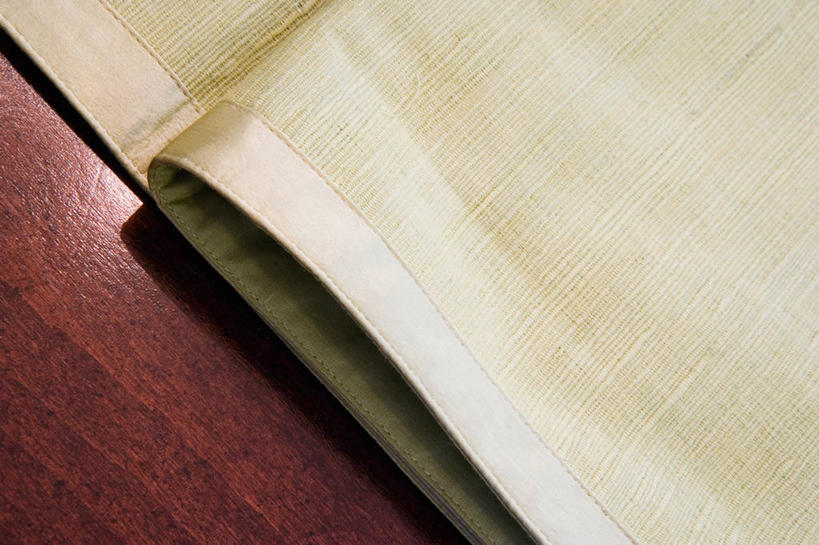 无人,横图,俯视,室内,特写,白天,餐桌,桌子,静物,阴影,反射,木制,布料,影子,折叠,布纹,桌布,餐巾,木制品,台布,餐台,餐桌布,彩图,高角度拍摄