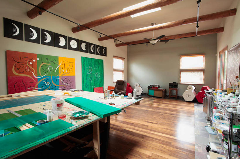 无人,横图,室内,白天,正面,绘画,探险,神秘,集体,宇宙,地板,天花板,桌面,桌子,椅子,阴影,艺术,过程,反射,科学,太空,星球,笔,影子,墙,月亮,月球,星云,办公用品,地面,利益,古典,文化,木地板,墙壁,墙面,文具,自然,画笔,学习用品,工艺品,品味,团体,探索,奋斗,星系,成长,发现,文具用品,美术,天体,愿望,组织,高雅,工作室,努力,挂画,月食,星体,发展,天文学,外太空,月蚀,月全食,美学,理想,历程,装饰画,彩图