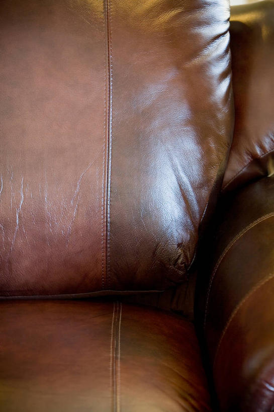 无人,客厅,竖图,室内,特写,白天,正面,沙发,静物,阴影,反射,影子,褐色,起居室,客堂,彩图,皮沙发