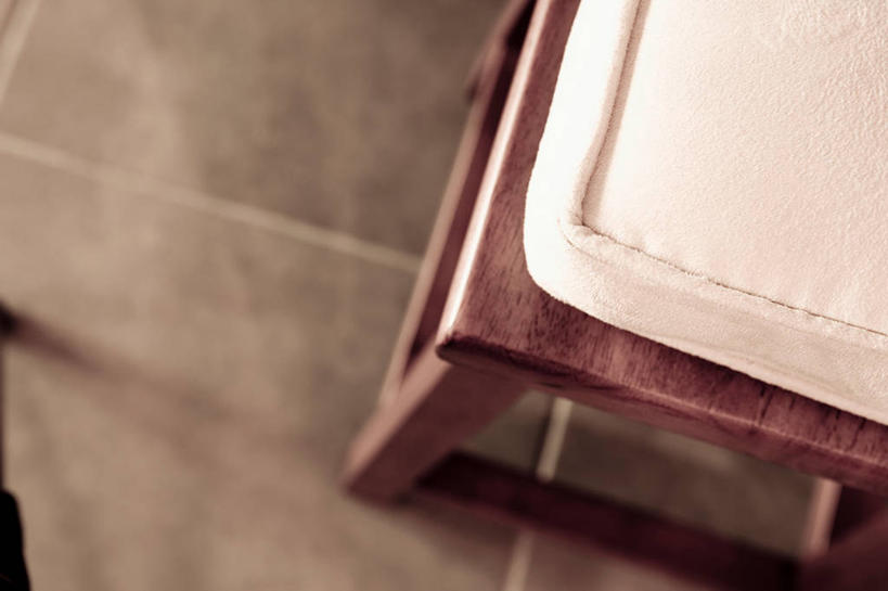 无人,横图,俯视,室内,特写,白天,靠垫,静物,阴影,朦胧,模糊,反射,木制,板凳,瓷砖,地砖,影子,凳子,靠枕,地面,一个,木制品,垫子,枕头,单个,彩图,高角度拍摄