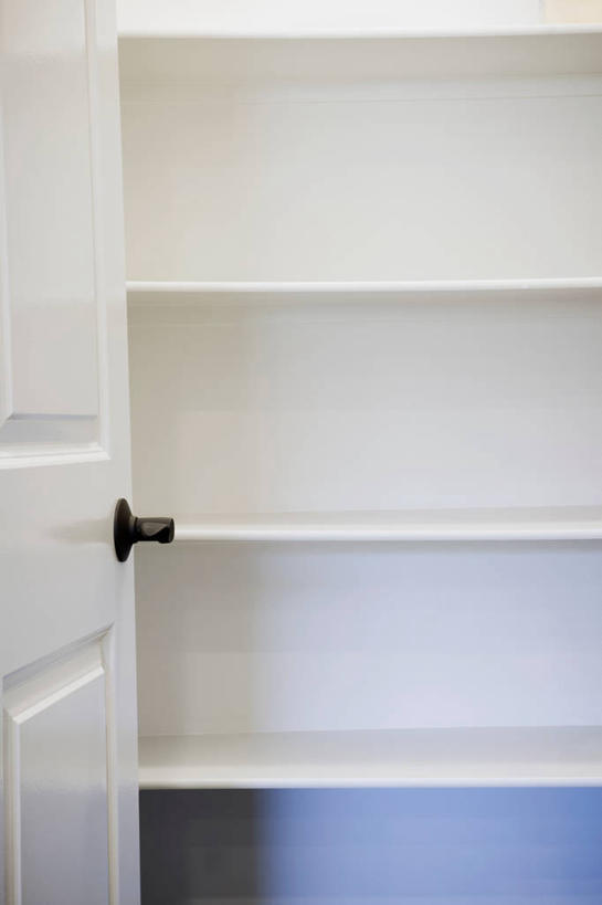 无人,竖图,室内,白天,正面,门,阴影,反射,影子,墙,墙壁,墙面,蓝色,白色,把手,门把手,门框,门把,拉手,彩图