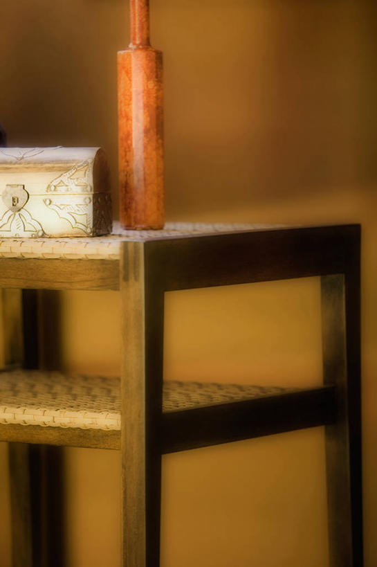 无人,竖图,室内,白天,正面,静物,花瓶,阴影,朦胧,模糊,反射,影子,陶瓷,陶瓷制品,置物架,架子,瓶子,陈列架,搁架,彩图