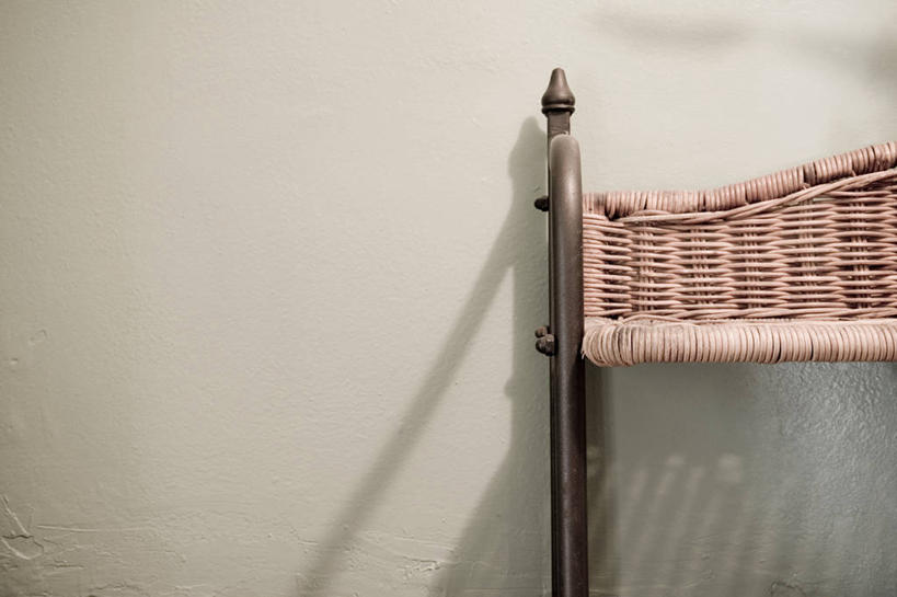 无人,交叉,横图,室内,特写,白天,正面,静物,椅子,一把,阴影,编织,反射,影子,墙,藤椅,墙壁,墙面,白色,交织,穿插,彩图