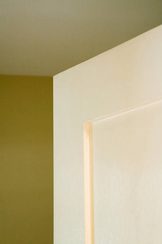 无人,竖图,室内,白天,仰视,门,天花板,阴影,缝隙,裂缝,反射,影子,墙,墙壁,墙面,门框,打开,开启,彩图,低角度拍摄