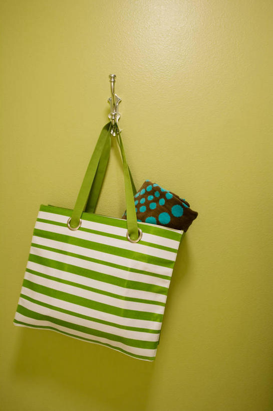 无人,竖图,室内,白天,正面,阴影,条纹,装饰,反射,包,纺织物,影子,墙,墙壁,墙面,一个,绿色,毛巾,清洁,单个,保暖,华丽,修饰,单肩包,点缀,透气,防水,衬托,美观,雅致,雅观,储水,耐磨,吸水,彩图,海滩巾