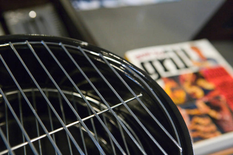 无人,栏杆,横图,俯视,室内,特写,白天,烧烤,静物,书籍,金属制品,一本,阴影,朦胧,模糊,反射,金属,影子,围栏,烤架,烤肉,护栏,菜谱,铁架,食谱,书,图书,彩图,高角度拍摄