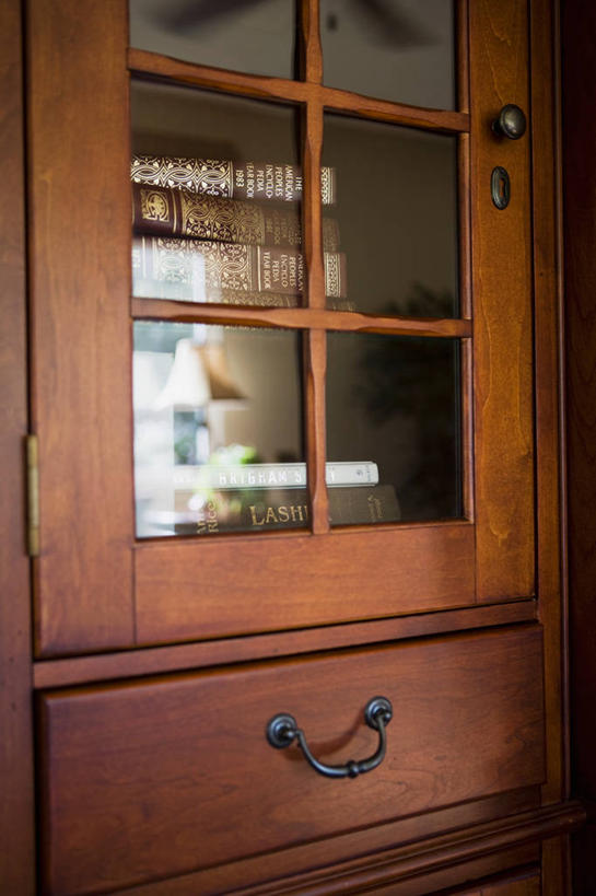 无人,竖图,室内,特写,白天,正面,窗户,柜子,静物,书籍,阴影,反射,影子,玻璃窗,书本,橱柜,书柜,书橱,储存,储备,蕴藏,贮备,书,图书,彩图,贮存