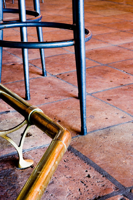 无人,竖图,俯视,室内,特写,白天,静物,椅子,阴影,反射,瓷砖,地砖,影子,地面,吧椅,吧台椅,酒吧椅,彩图,高角度拍摄