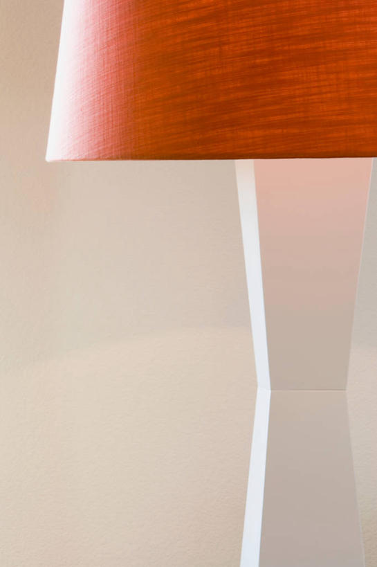 无人,竖图,室内,特写,白天,正面,台灯,静物,照明,阴影,朦胧,模糊,反射,影子,墙,灯光,墙壁,墙面,灯,红色,白色,灰色,灯具,照亮,照明设备,一盏,彩图