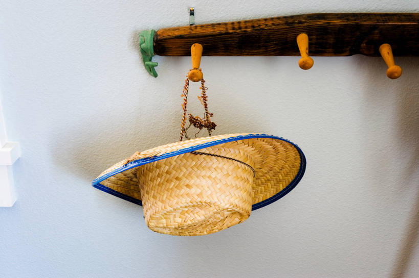 无人,横图,室内,特写,白天,正面,静物,帽子,吊挂,悬挂,阴影,反射,木制,草帽,影子,墙,挂钩,挂,墙壁,墙面,木制品,彩图