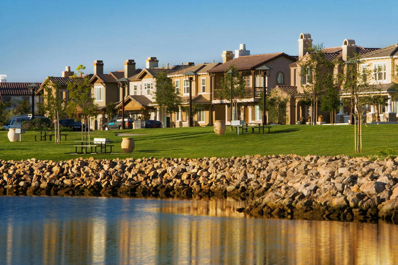 无人,家,横图,室外,白天,正面,度假,草地,草坪,河流,石头,美景,水,植物,城市风光,城市,椅子,美国,阴影,光线,石子,影子,房屋,屋子,河水,景观,水流,公寓,娱乐,洋房,楼房,住宅,草,树,树木,蓝色,绿色,蓝天,天空,阳光,自然,天,享受,休闲,景色,放松,生长,晴朗,成长,北美,北美洲,加利福尼亚,美洲,加州,加利福尼亚州,万里无云,金州,黄金州,北亚美利加洲,亚美利加洲,文图拉县,奥克斯纳德,石块,岩石,晴空,晴空万里,彩图,房子,美利坚合众国