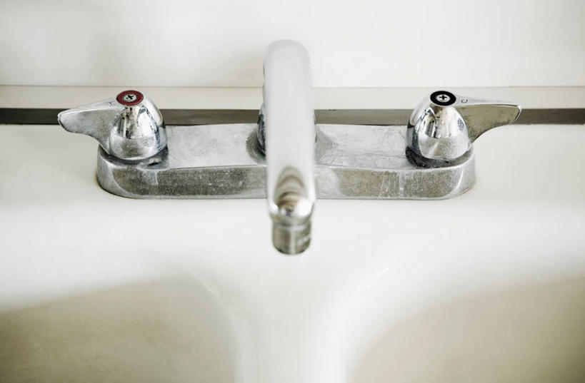 无人,横图,俯视,室内,特写,白天,静物,阴影,反射,水槽,水龙头,影子,水斗,开关,打开,阀门,开启,水咀,彩图,高角度拍摄