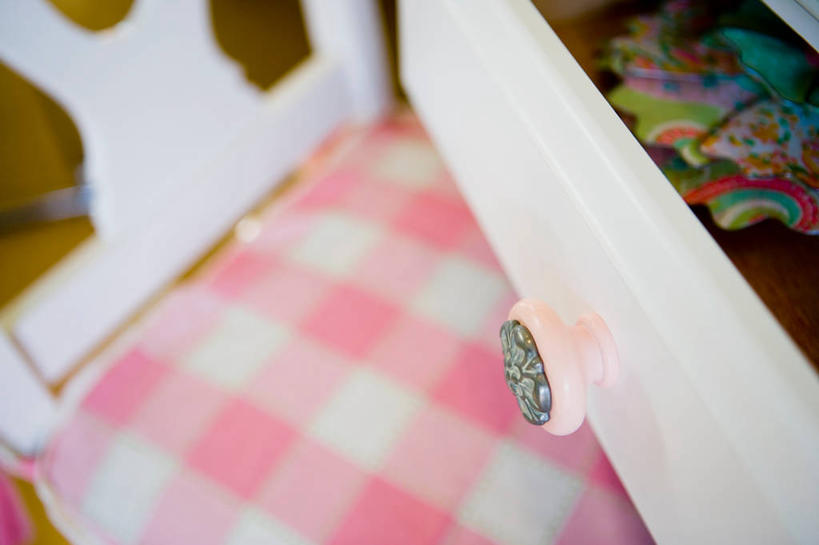 无人,横图,俯视,室内,特写,白天,靠垫,静物,椅子,抽屉,阴影,朦胧,模糊,反射,方格,格子,影子,木椅,靠枕,粉色,垫子,枕头,抽斗,彩图,高角度拍摄