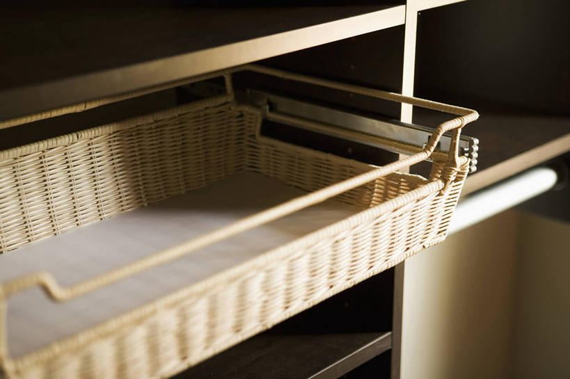 无人,交叉,横图,室内,特写,白天,正面,桌面,桌子,竹子,静物,竹制,朦胧,模糊,编织,篮子,梳妆台,竹篮,化妆台,竹条,交织,竹制品,穿插,彩图