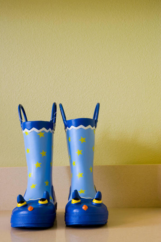 无人,竖图,室内,特写,白天,正面,地板,静物,鞋子,一双,阴影,反射,影子,雨鞋,雨靴,墙,地面,靴子,木地板,墙壁,墙面,黄色,蓝色,胶鞋,彩图