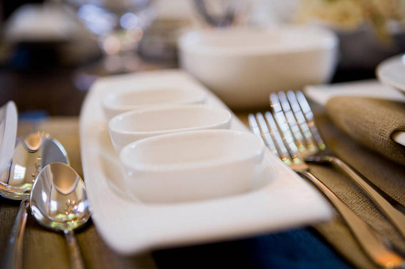 无人,横图,俯视,室内,特写,白天,餐桌,桌面,桌子,静物,餐具,阴影,朦胧,模糊,反射,布料,叉子,碟子,纺织物,盘,影子,勺子,陶瓷,陶瓷制品,布纹,桌布,盘子,餐巾,容器,调羹,碟,毛巾,台布,汤匙,碗,清洁,餐台,储藏,保暖,储存,透气,餐叉,防水,储水,耐磨,吸水,进餐用具,餐桌布,彩图,高角度拍摄,贮存