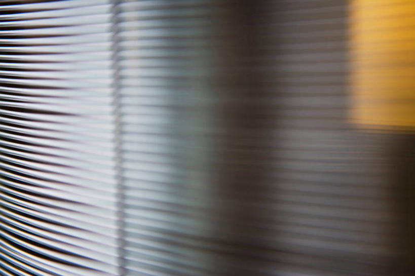 无人,横图,室内,特写,白天,正面,纯洁,静物,一排,阴影,朦胧,模糊,整齐,反射,钢材,材料,钢丝,影子,银色,排列,钢筋,信仰,队列,高贵,钢条,雅致,彩图