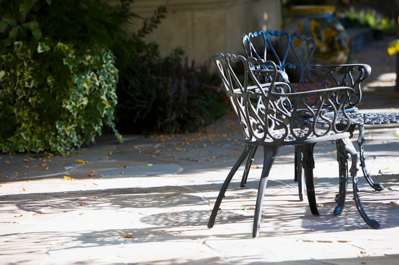 无人,横图,室外,白天,正面,植物,椅子,金属制品,阴影,环保,朦胧,模糊,光线,金属,影子,墙,防护,墙壁,墙面,树,树木,两个,绿色,白色,阳光,自然,生长,成长,美好,美妙,间隔,美观,雅观,绿篱,生篱,树篱,植篱,彩图