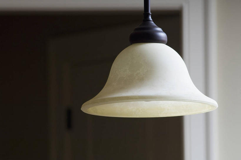 无人,横图,室内,特写,白天,正面,门,静物,照明,阴影,朦胧,模糊,反射,影子,墙,灯光,吊灯,墙壁,墙面,灯,白色,灯具,门框,照亮,照明设备,一盏,彩图