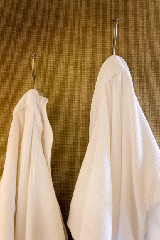 无人,竖图,室内,特写,白天,正面,浴袍,静物,吊挂,悬挂,墙,褐色,挂钩,挂,墙壁,墙面,白色,彩图,汤帷子,浴衣