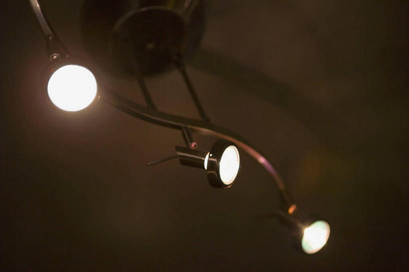 无人,横图,室内,特写,白天,仰视,天花板,静物,照明,阴影,朦胧,模糊,反射,影子,墙,灯光,褐色,吊灯,墙壁,墙面,灯,灯具,照亮,三盏,照明设备,彩图,低角度拍摄