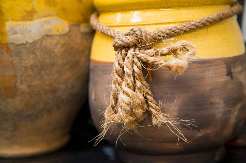 无人,横图,室内,特写,白天,正面,静物,阴影,艺术,反射,罐子,影子,手工艺品,陶瓷,陶瓷制品,文化,瓶子,绳子,工艺品,捆绑,绳索,粘土,高雅,手工艺,自信心,品位,绑缚,彩图