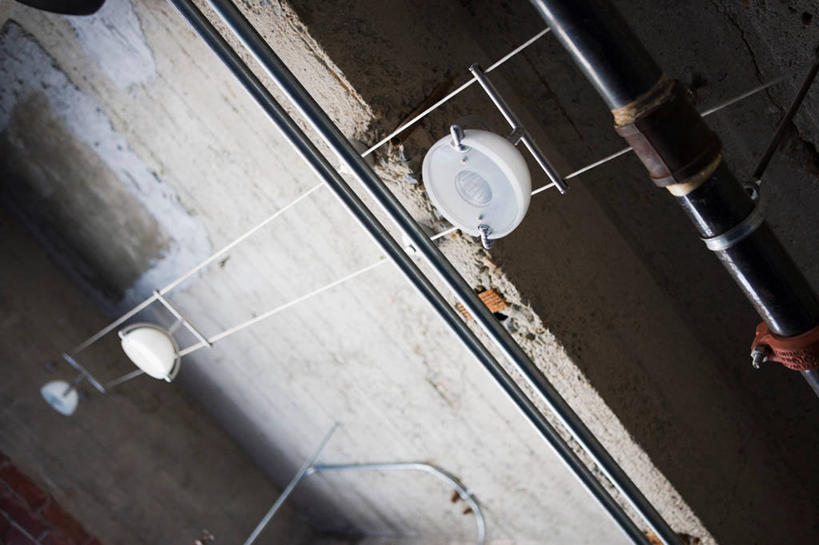 无人,横图,室内,特写,白天,仰视,建材,建筑,静物,阴影,朦胧,模糊,反射,材料,影子,支架,墙,混凝土,水泥,架子,脚手架,墙壁,墙面,施工,建造,肮脏,支撑,固定,邋遢,龌龊,污秽,彩图,低角度拍摄,稳固