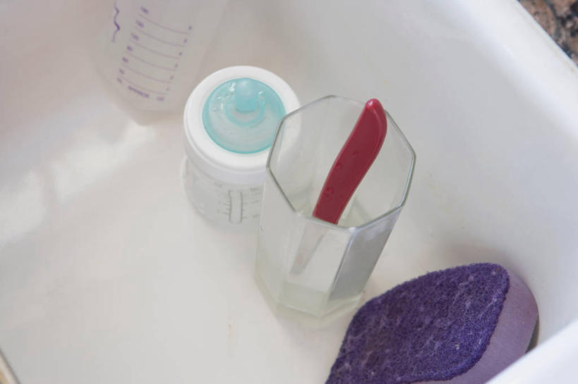 无人,横图,俯视,室内,特写,白天,卫生间,浴室,静物,杯子,纺织品,阴影,朦胧,模糊,反射,布,水槽,剃须刀,影子,织物,抹布,水斗,玻璃制品,水杯,清洁,护理,刮胡刀,剃须,仪容,仪表,淋浴房,玻璃杯,彩图,高角度拍摄,冲凉房,沐浴间,沐浴室