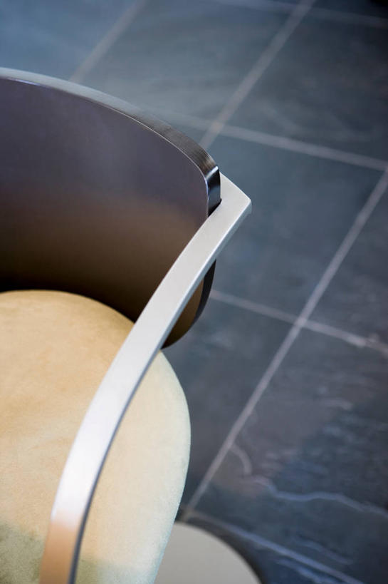 无人,竖图,俯视,室内,特写,白天,静物,椅子,阴影,朦胧,模糊,反射,瓷砖,地砖,影子,地面,一个,单个,吧椅,吧台椅,酒吧椅,彩图,高角度拍摄