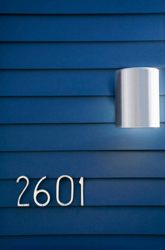 无人,竖图,室内,特写,白天,正面,指示牌,静物,照明,壁灯,标志,牌子,数字,文字,字符,墙,灯光,门牌,标识,墙壁,墙面,灯,蓝色,灯具,阿拉伯数字,门牌号,照亮,照明设备,一盏,彩图