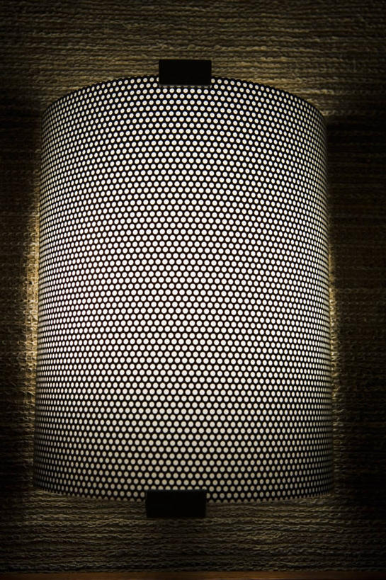 无人,竖图,室内,白天,正面,静物,照明,阴影,反射,壁灯,影子,柱子,墙,灯光,墙壁,墙面,灯,灰色,灯具,照亮,昏暗,阴暗,照明设备,幽暗,两盏,暗淡,阴晦,彩图