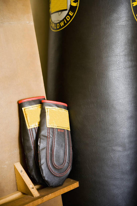 无人,健身房,竖图,室内,特写,白天,正面,安全,静物,阴影,反射,影子,墙,防护,拳击手套,运动器械,墙壁,墙面,手套,健身器械,保护,沙袋,保险,健身器材,拳击袋,保全,周全,安稳,安定,防护手套,平安,彩图,健身馆,运动器材