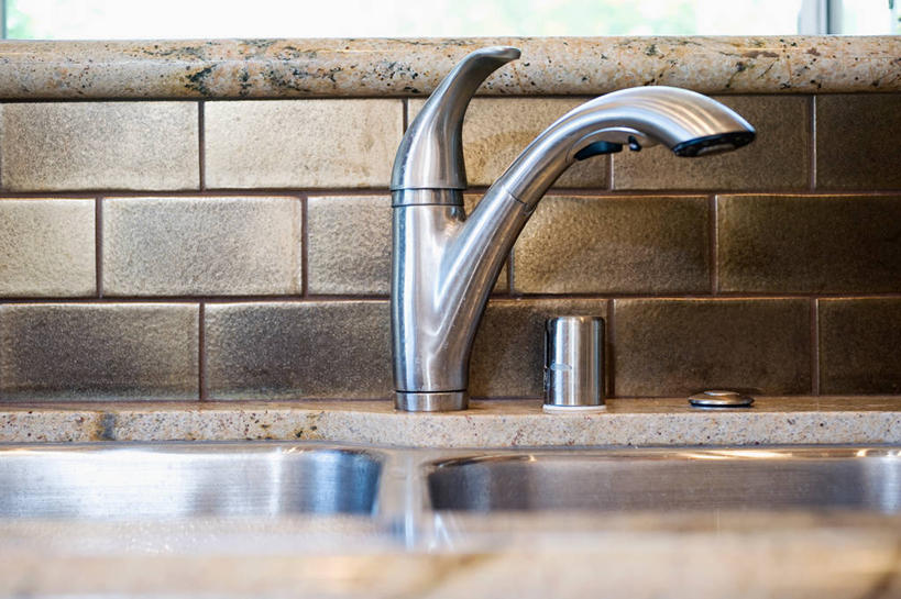 无人,横图,室内,特写,白天,正面,建材,厨房,窗户,建筑,静物,朦胧,模糊,材料,水槽,水龙头,砖,砖块,水斗,开关,玻璃窗,排列,打开,砖头,建造,阀门,开启,青砖,摆列,水咀,石料,彩图,灶间,砌墙砖,布列,分列