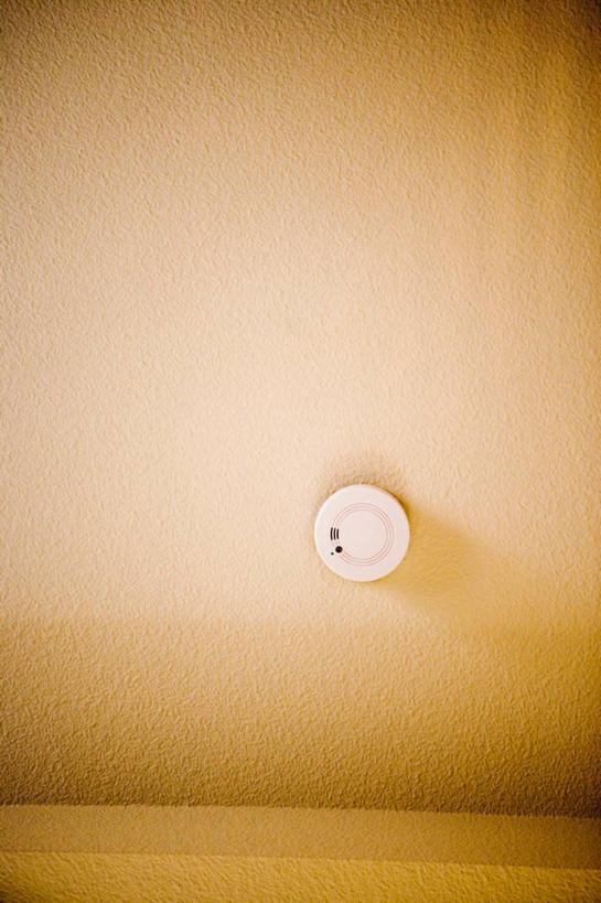 无人,竖图,室内,特写,白天,仰视,安全,天花板,静物,阴影,反射,影子,墙,防护,墙壁,墙面,一个,黄色,单个,保护,保险,报警器,保全,周全,安稳,安定,防盗,电子防盗,防盗器,警报器,平安,彩图,低角度拍摄
