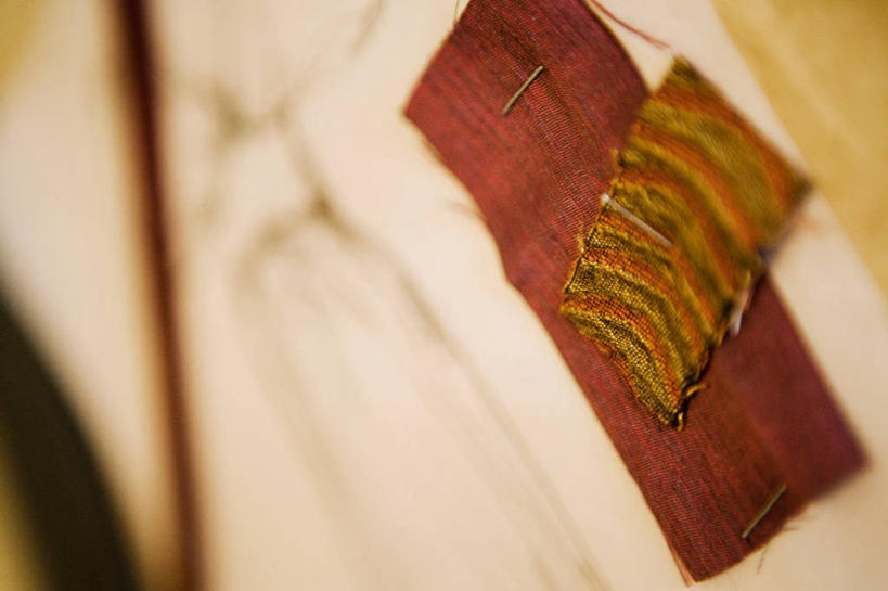 无人,横图,室内,特写,白天,正面,静物,吊挂,悬挂,阴影,花纹,朦胧,模糊,反射,布,图案,影子,办公用品,别针,挂,布纹,文具,办公设备,布匹,文具用品,文化工具,彩图,安全别针