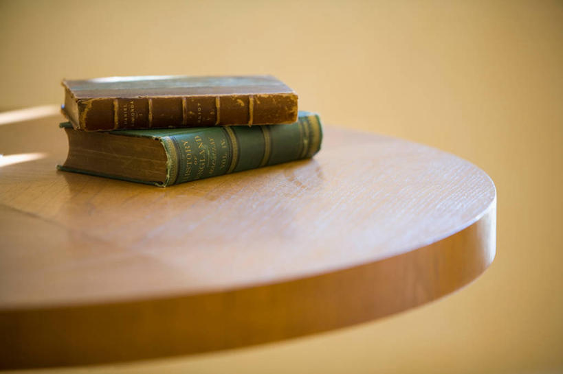 无人,横图,俯视,室内,特写,白天,桌面,桌子,静物,书籍,阴影,反射,木制,影子,木桌,墙,褐色,墙壁,墙面,木制品,书本,两本,书,图书,彩图,高角度拍摄,木桌子