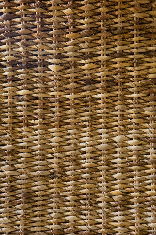 无人,交叉,竖图,室内,特写,白天,正面,静物,椅子,阴影,编织,反射,纹路,纹理,影子,藤椅,交织,肌理,穿插,彩图