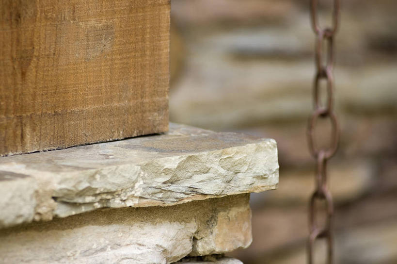 无人,横图,室外,特写,白天,正面,石头,静物,美国,阴影,朦胧,模糊,光线,板凳,石子,影子,凳子,阳光,铁环,锁链,链条,北美,北美洲,束缚,限制,美洲,北卡罗来纳州,北亚美利加洲,亚美利加洲,约束,北卡罗来纳,焦油脚根之州,黑油鞋根之州,老北州,石块,彩图,美利坚合众国,格林斯伯勒,吉尔福德郡