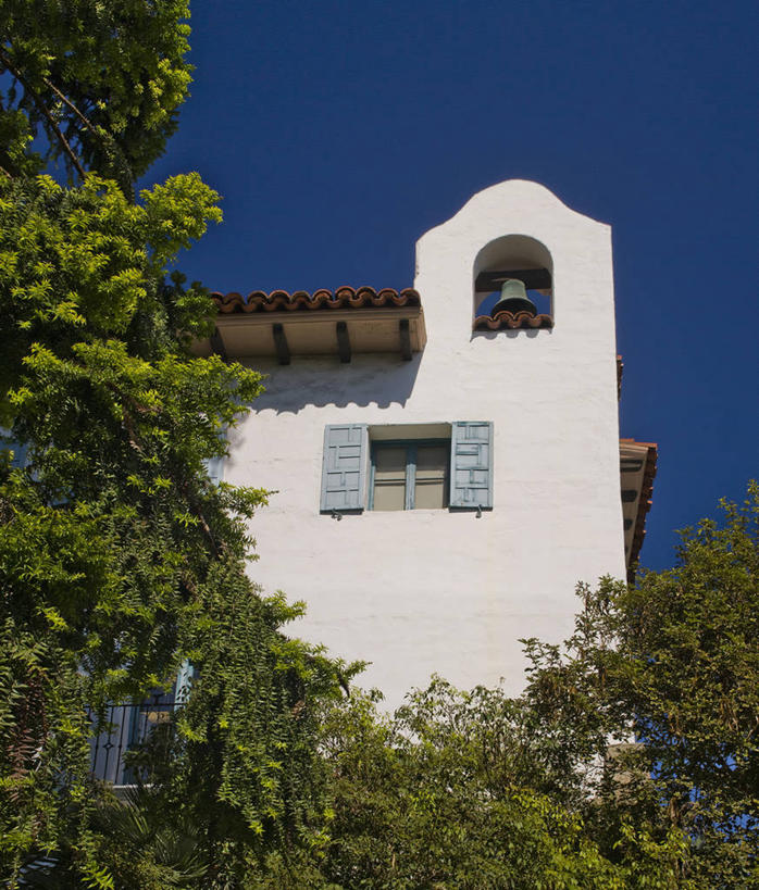 无人,家,竖图,室外,白天,仰视,度假,美景,植物,城市风光,城市,美国,阴影,光线,影子,房屋,墙,屋顶,屋子,景观,顶棚,娱乐,楼房,墙壁,墙面,住宅,树,树木,蓝色,绿色,白色,蓝天,天空,阳光,自然,天,享受,休闲,景色,放松,生长,晴朗,成长,北美,北美洲,加利福尼亚,美洲,加州,加利福尼亚州,万里无云,金州,黄金州,北亚美利加洲,亚美利加洲,圣巴巴拉,圣塔巴巴拉,圣塔芭芭拉市,晴空,晴空万里,彩图,低角度拍摄,房子,美利坚合众国