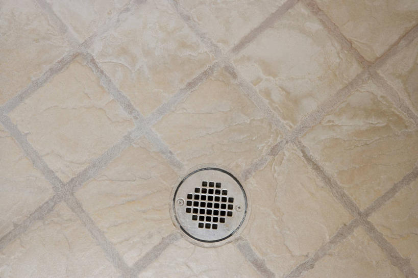 无人,横图,俯视,室内,特写,白天,静物,金属制品,连接,阴影,反射,金属,瓷砖,地砖,影子,地面,一个,白色,单个,接口,部件,排水,地漏,贯穿,连结,衔接,串连,彩图,高角度拍摄