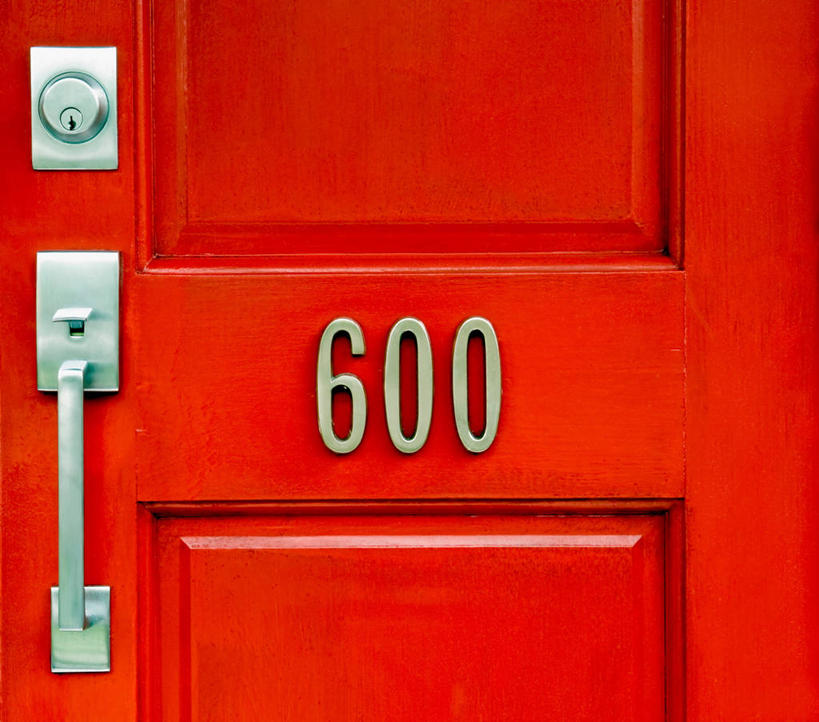 无人,横图,室内,特写,白天,正面,门,指示牌,静物,金属制品,一排,阴影,整齐,反射,金属,标志,牌子,数字,文字,影子,字符,门牌,标识,排列,三个,一个,红色,把手,门把手,门框,阿拉伯数字,门牌号,单个,门把,队列,拉手,彩图