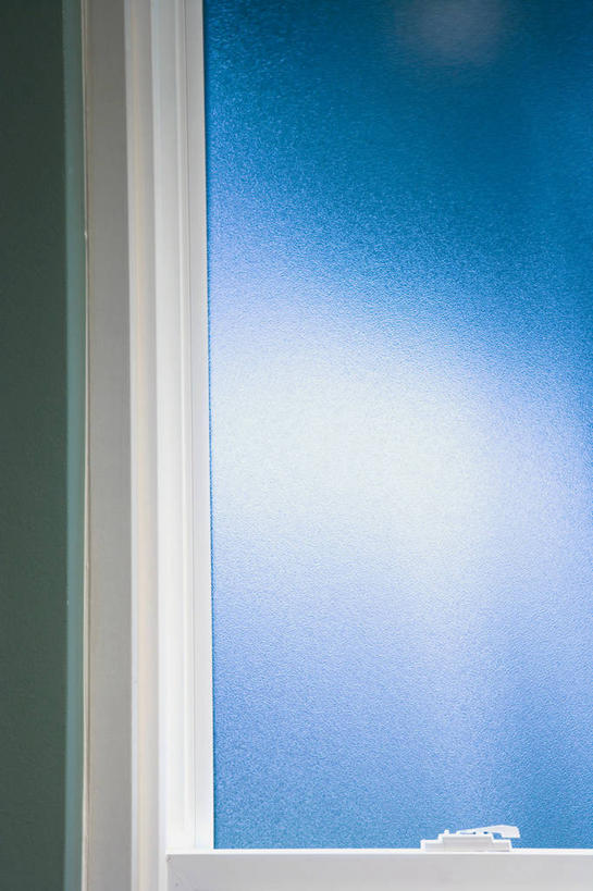 无人,竖图,室内,特写,白天,正面,窗户,静物,玻璃,阴影,反射,影子,墙,磨砂玻璃,玻璃窗,墙壁,墙面,玻璃制品,蓝色,绿色,毛玻璃,彩图