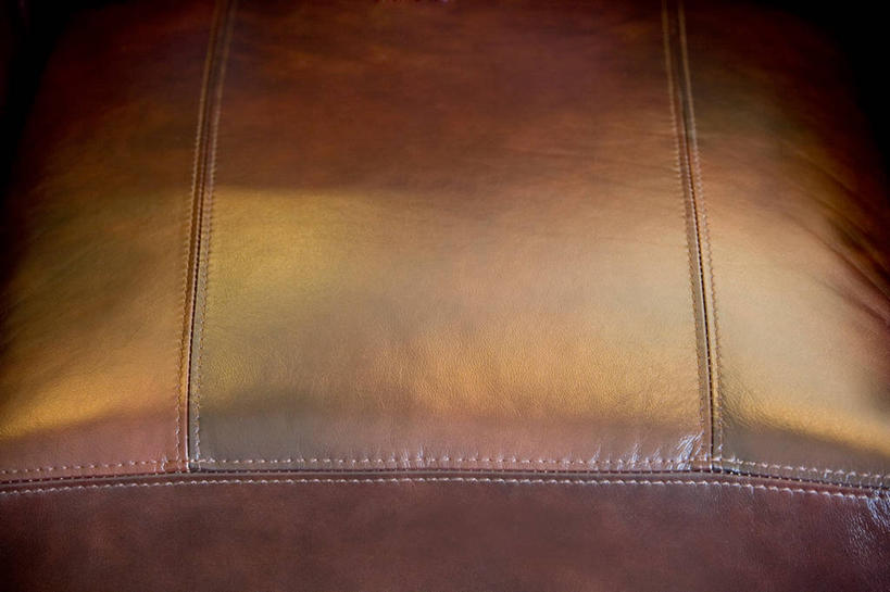 无人,横图,俯视,室内,特写,白天,静物,椅子,一把,连接,阴影,反射,纹路,纹理,影子,褐色,皮革,肌理,贯穿,连结,衔接,串连,彩图,高角度拍摄